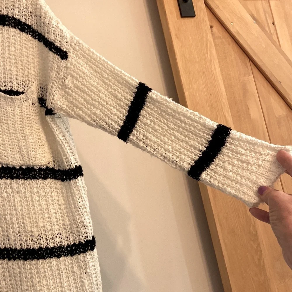 Altered State Ivory and Navy Lightweight Sweater with Open Cable Detail sz M - Picture 3 of 5